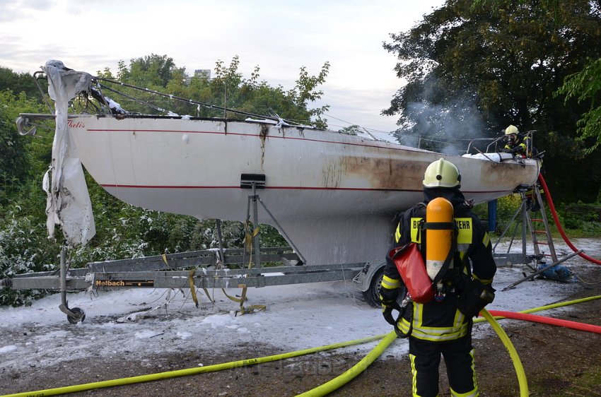 Feuer 1 Yacht explodiert Koeln Muelheim Hafen Muelheim P027.JPG